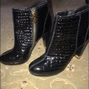 Tory Burch black patent croc embossed bootie sz 7